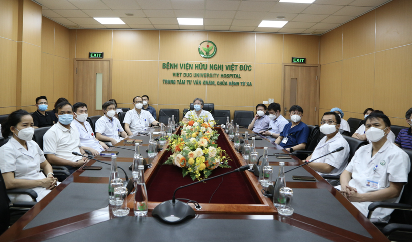 GS.TS Trần Bình Giang – Giám đốc Bệnh viện Hữu nghị Việt Đức-chỉ đạo công tác tiếp nhận và điều trị bệnh nhân COVID-19 tại trung tâm hồi sức tích cực người bệnh COVID-19 (Ảnh - BVCC)