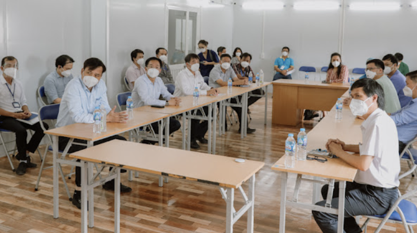 Ông Lê Hòa Bình – Phó Chủ tịch UBND TP.HCM - gửi lời cảm ơn lãnh đạo Bệnh viện Hữu nghị Việt Đức và các cán bộ, y bác sĩ của Bệnh viện không quản ngày đêm từ những ngày đầu tiên thành lập trung tâm hồi sức tích cực người bệnh COVID-19 và tiếp nhận những bệnh nhân COVID-19 đầu tiên vào ngày 11/8, chung tay cùng TP. HCM chống dịch COVID-19. Thành phố đang trải qua thời kỳ khó khăn do ảnh hưởng của làn sóng COVID-19, sự tiếp sức của các y bác sĩ Bệnh viện Hữu nghị Việt Đức sẽ tăng thêm niềm tin cho người dân có thêm động lực vượt qua khó khăn trong đại dịch COVID-19 (Ảnh - BVCC)