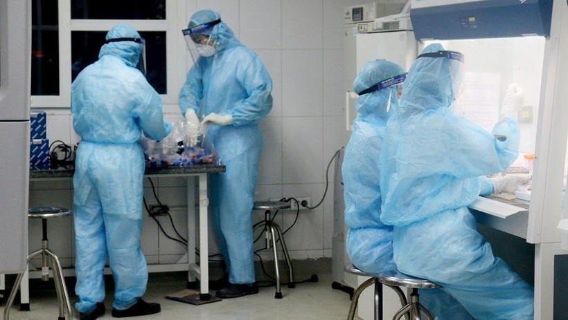 Nhân viên y tế làm việc trong phòng xét nghiệm COVID-19 (Ảnh - Ngọc Nga)
