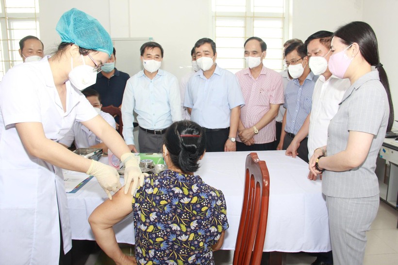 Tiêm thử nghiệm lâm sàng vacicne COVIVAC cho tình nguyện viên tại Trung tâm Y tế huyện Vũ Thư - tỉnh Thái Bình (Ảnh - BYT)