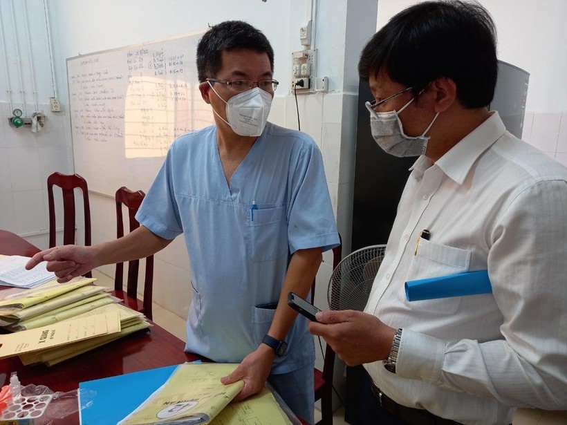 TS.BS. Phan Hữu Phúc (áo xanh bên trái) thông tin về tình hình điều trị COVID-19 (Ảnh - Văn Đạo) TS.BS. Phan Hữu Phúc (áo xanh bên trái) thông tin về tình hình điều trị COVID-19 (Ảnh - Văn Đạo)