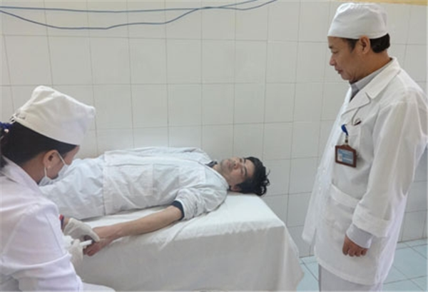 Bác sĩ của Khoa Tâm thần, Bệnh viện Quân Y 103 thăm khám, điều trị cho người bệnh (Ảnh: Minh Quang)