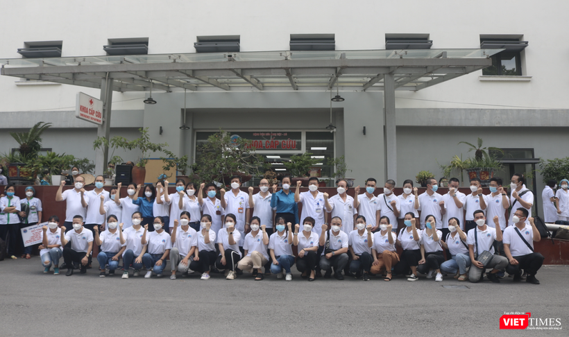 Các bác sĩ thể hiện quyết tâm lên đường chống dịch (Ảnh - Minh Thuý)