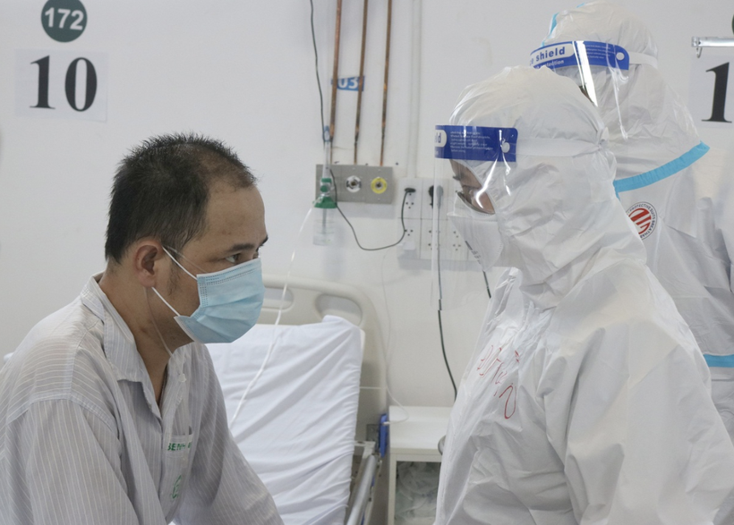 Các bác sĩ động viên bệnh nhân giữ tinh thần lạc quan để khỏi bệnh (Ảnh - Thành Dương)