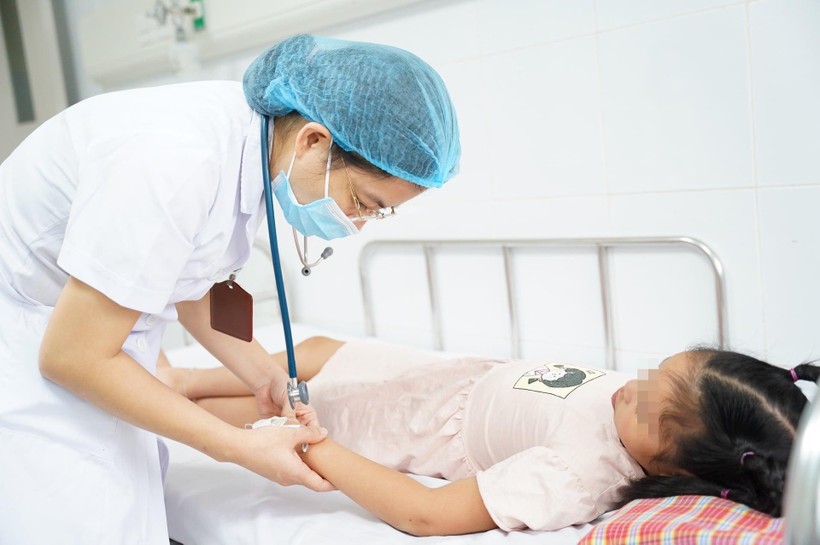 Bác sĩ khám cho trẻ mắc sốt xuất huyết đang điều trị tại Trung tâm Bệnh Nhiệt đới - Bệnh viện Nhi Trung ương (Ảnh - BVCC)