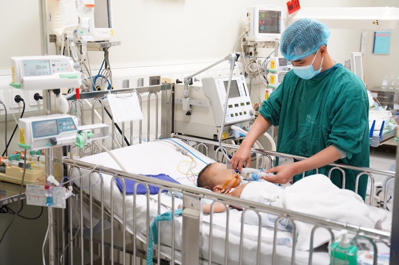 Bác sĩ chăm sóc cho bệnh nhi (Ảnh - BVCC)