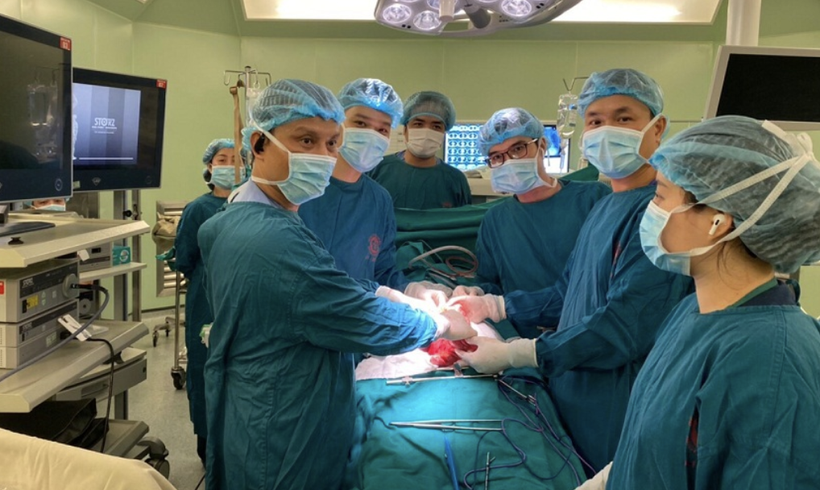 Các bác sĩ phẫu thuật cho bệnh nhân (Ảnh - BVCC)