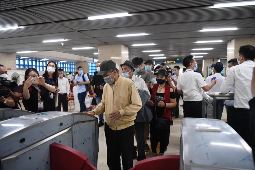 Người dân Hà Nội háo hức đi thử tàu điện Cát Linh - Hà Đông, trong đó có nhiều người cao tuổi (Ảnh - Hoàng Anh) Người dân Hà Nội háo hức đi thử tàu điện Cát Linh - Hà Đông, trong đó có nhiều người cao tuổi (Ảnh - Hoàng Anh)