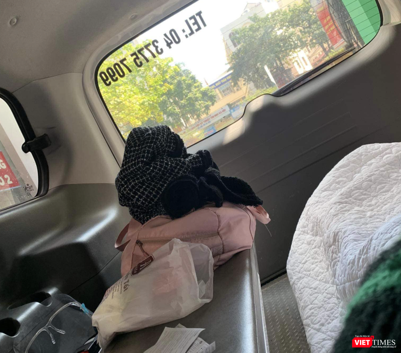 Hình ảnh bệnh nhân phải cách ly trên xe cứu thương của BVĐK Bảo Sơn giữa trời nắng (Ảnh - TH) Hình ảnh bệnh nhân phải cách ly trên xe cứu thương của BVĐK Bảo Sơn giữa trời nắng (Ảnh - TH)