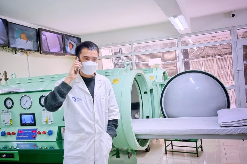 BS. Nguyễn Huy Hoàng - Trung tâm Oxy cao áp thuộc Trung tâm Nhiệt đới Việt – Nga (Bộ Quốc phòng) - tư vấn cho F0 tại nơi làm việc (Ảnh - NVCC)