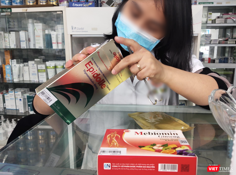 Nhân viên nhà thuốc kê đơn thuốc cho gói phòng COVID-19 (Ảnh - Minh Thuý)