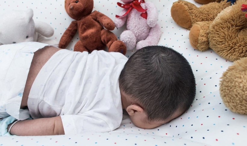 Đường thở bị chèn ép khi ngủ trong tư thế nằm sấp (Ảnh minh họa)