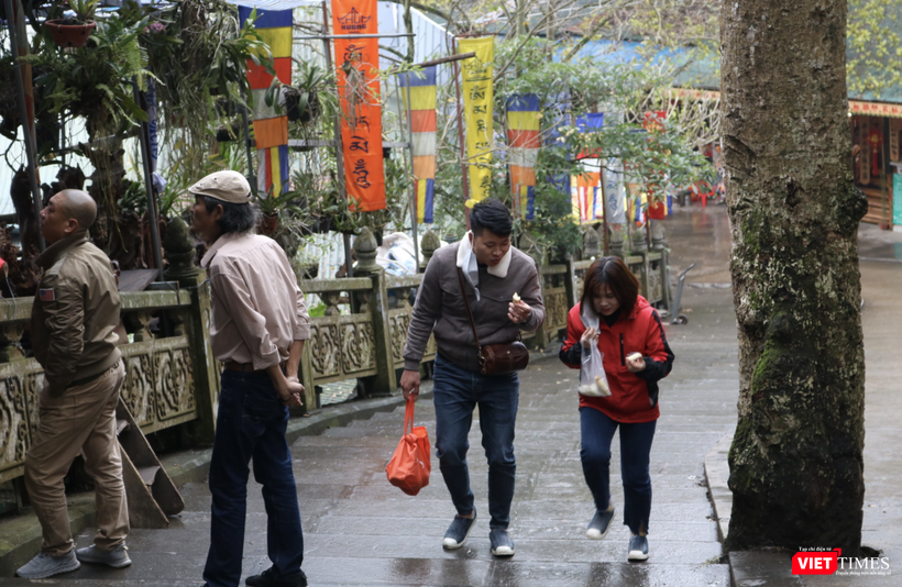 Người dân ăn uống, trò chuyện thoải mái trên đường vào chùa Hương như không có dịch bệnh hiện hữu (Ảnh - Minh Thuý) Người dân ăn uống, trò chuyện thoải mái trên đường vào chùa Hương như không có dịch bệnh hiện hữu (Ảnh - Minh Thuý)