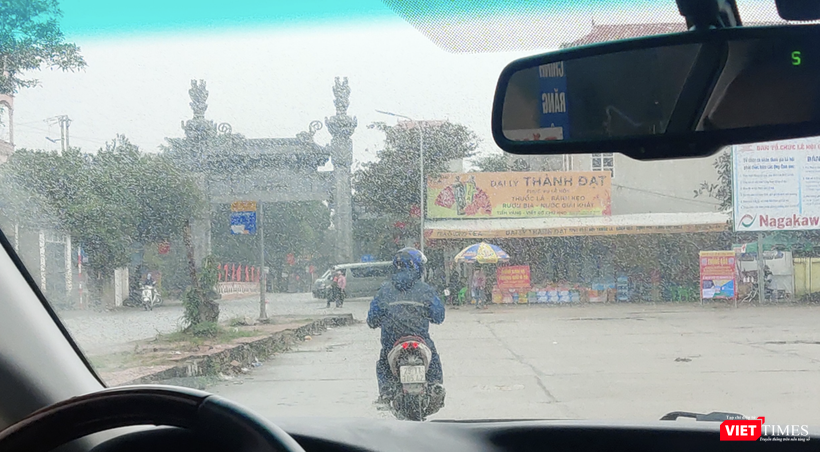 Cò mồi chèo kéo PV ngay từ cổng chào (Ảnh - Minh Thuý) Cò mồi chèo kéo PV ngay từ cổng chào (Ảnh - Minh Thuý)