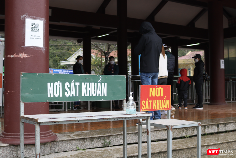 Khu vực sát khuẩn ở cổng soát vé của chùa Hương (Ảnh - Minh Thuý) Khu vực sát khuẩn ở cổng soát vé của chùa Hương (Ảnh - Minh Thuý)