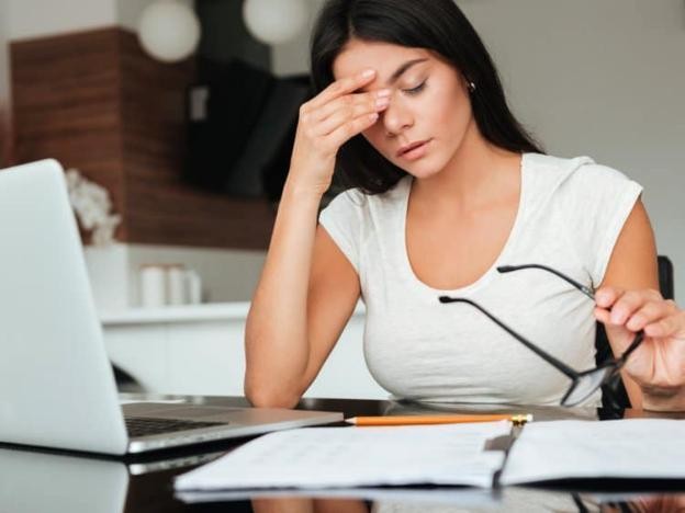 Căng thẳng mắt do ngồi máy tính quá lâu (Ảnh - MH)
