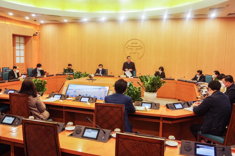 Toàn cảnh cuộc họp trực tuyến của UBND TP. Hà Nội với các quận huyện, xã phường để đưa ra các giải pháp ứng phó trước tình hình F0 ở Thủ đô tăng nhanh (Ảnh - Phú Khánh)