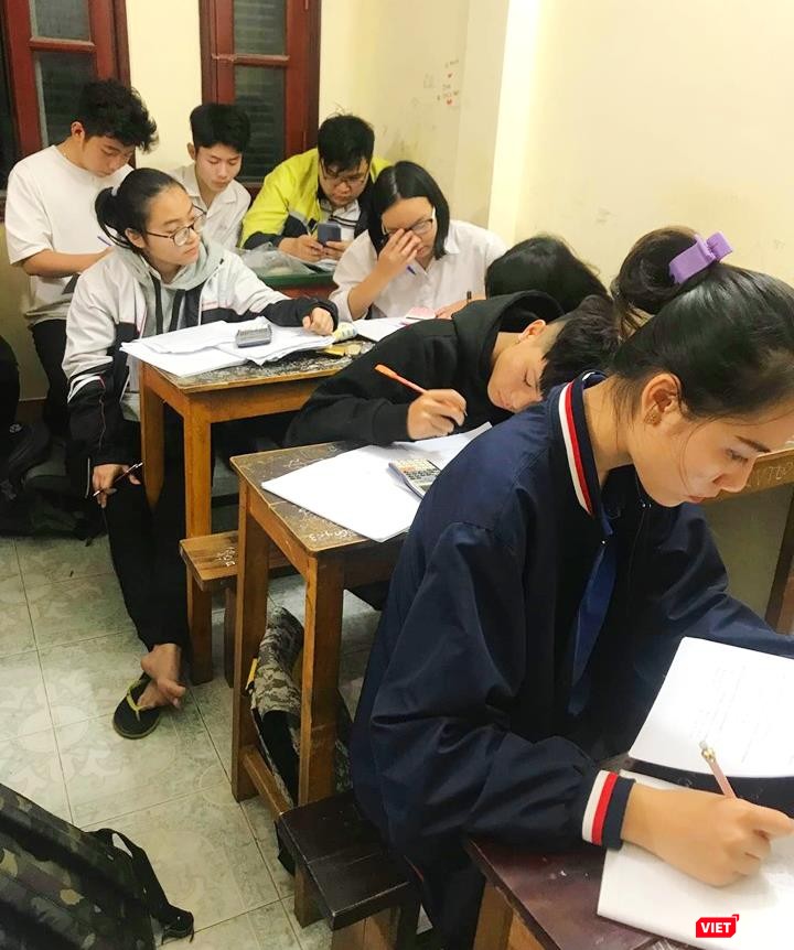 Học sinh vẫn miệt mài ôn luyện đến sát ngày thi