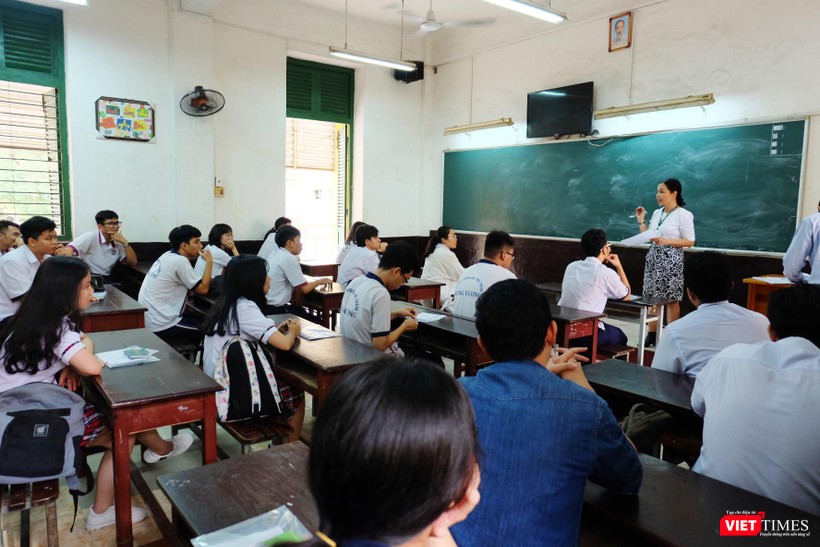 Thí sinh nghiêm túc lắng nghe quy chế thi Thí sinh nghiêm túc lắng nghe quy chế thi