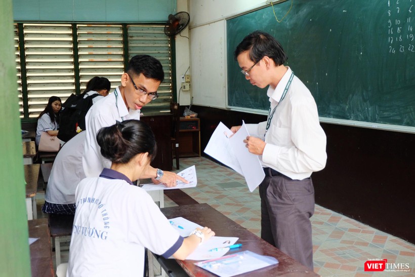 Cán bộ coi thi cẩn thận kiểm tra thông tin từng thí sinh Thí sinh kiểm tra thông tin