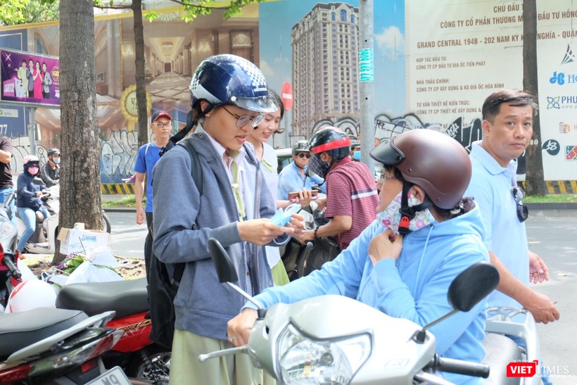 Nhiều phụ huynh lo lắng hỏi thăm kết quả làm bài của con