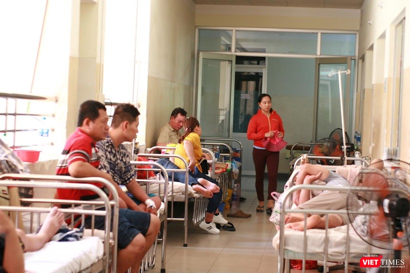 Số lượng bệnh nhân sốt xuất huyết tăng đột biến, bệnh viện bố trí thêm giường nằm dọc lối ra vào hành lang