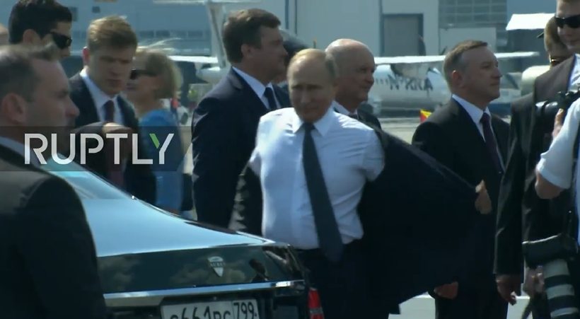 Tổng thống Nga chuẩn bị lên xe để tới phủ tổng thống Phần Lan.