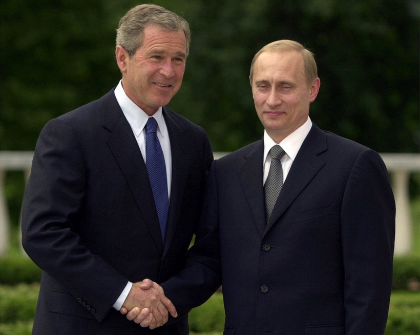 Ông Bush bắt tay ông Putin trong vườn của lâu đài Brdo gần Ljubljana, Slovenia vào 16.6.2001 trong một cuộc họp thượng đỉnh.