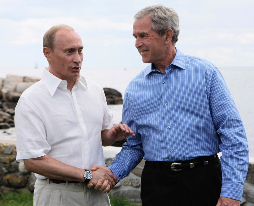 Ông Bush bắt tay với ông Putin sau tuyên bố chung của họ vào ngày 2.7.2007 trong dinh thự của gia đình ông Bush tại Walker's Point, Kennebunkport, Maine.
