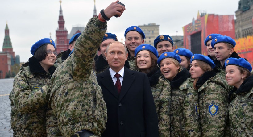 Ông Putin chụp ảnh "selfie" cùng các thiếu sinh quân Nga.