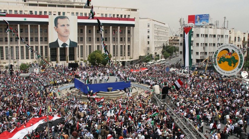 Những người dân tuần hành ủng hộ chính phủ Syria.