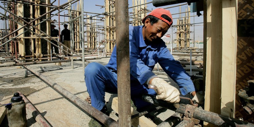 Công nhân Trung Quốc đang sửa đường ống tại thủ đô Khartoum, Sudan trong một dự án thuộc BRI.