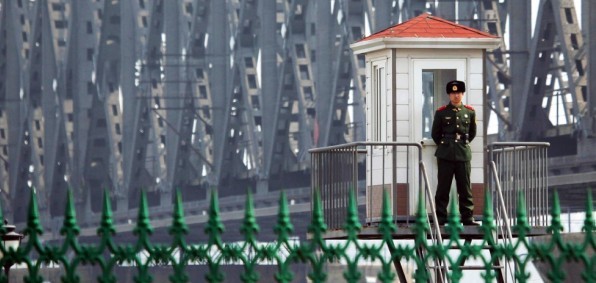 Một binh sỹ của quân đội Bắc Triều Tiên đang đứng gác gần biên giới Trung - Triều.