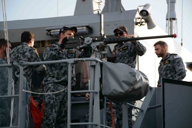 Các sĩ quan và thủy thủ tàu chiến Australia tại cảng Muara (ảnh Tuổi Trẻ).