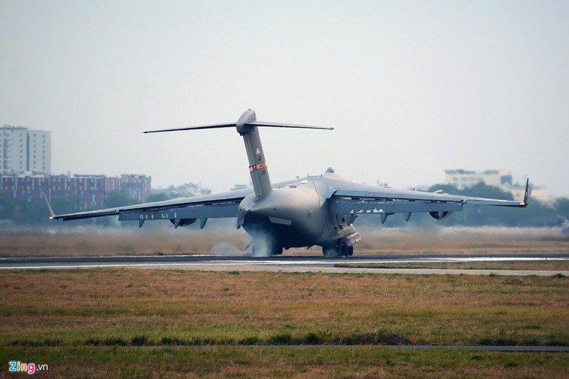 Chúng liên tục cất và hạ cánh để chở hàng hóa phục vụ đoàn của Tổng thống Obama với khoảng 1.600 người tới Việt Nam.