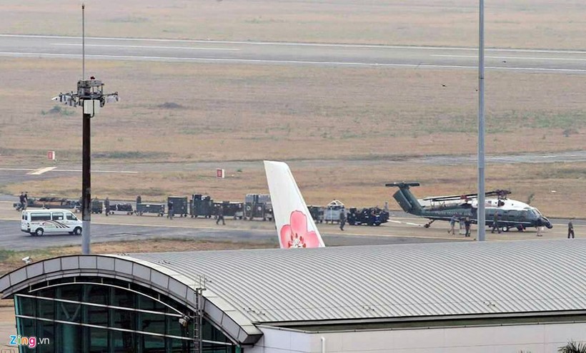 Dàn máy bay Mỹ trong những ngày qua liên tục cất và hạ cánh tại sân bay Tân Sơn Nhất để chở hàng hóa, đồ đạc phục vụ chuyến thăm của người đứng đầu Hợp chủng Quốc Hoa Kỳ. Góc phải trong ảnh là chiếc trực thăng Marine One. Nó được tháo rời cánh để thuận tiện cho việc di chuyển, sau đó được lắp ráp hoàn chỉnh ở sân bay Tân Sơn Nhất.  