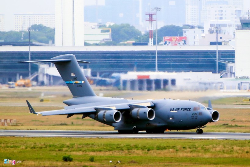 Chiếc US Air Force C-17, có thể chứa được hàng hóa như xe tăng M1 Abrams, 3 xe Stryker...