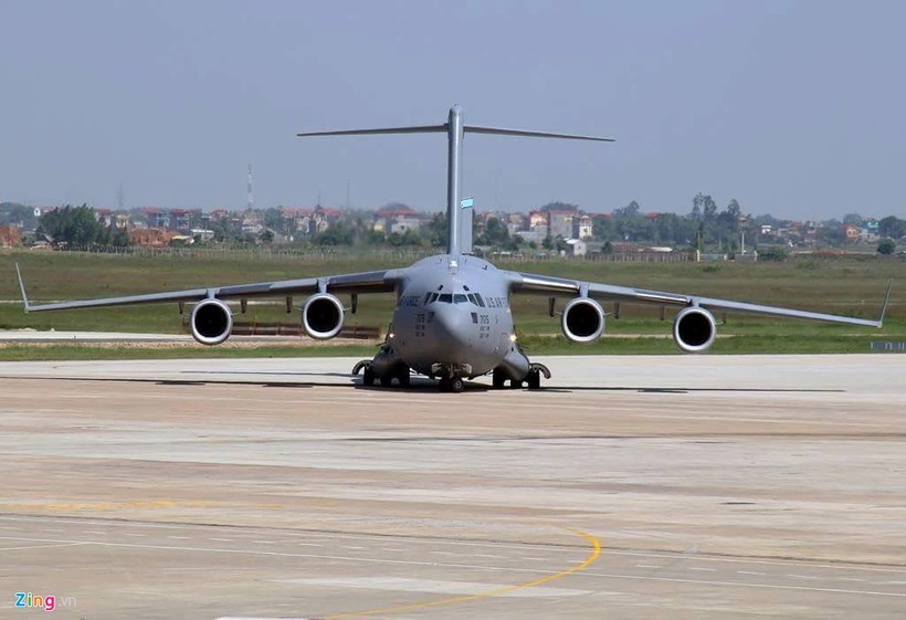 Diện tích cánh của US Air Force C-17 353 m², trọng lượng rỗng 128.100 kg, trọng lượng cất cánh tối đa 265.350 kg.