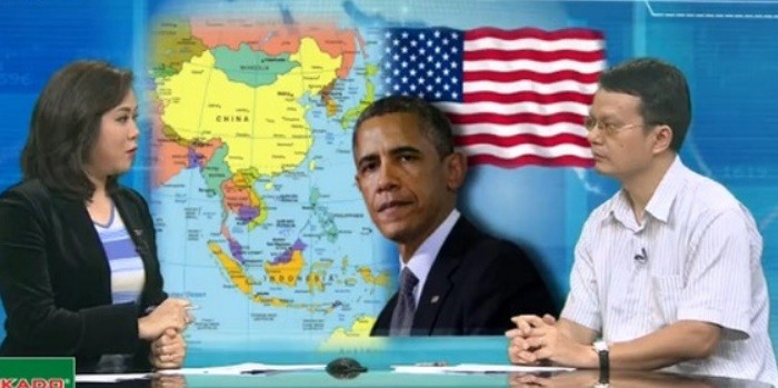 Ông Trần Việt Thái - Phó Viện trưởng Viện nghiên cứu Chiến lược Bộ Ngoại giao Việt Nam (bên phải) trong cuộc trao đổi với BTV của Đài truyền hình VTV.