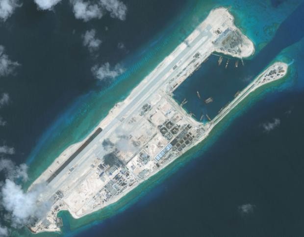 Đá Chữ Thập thuộc quần đảo Trường Sa của Việt Nam, hiện bị Trung Quốc chiếm đóng và quân sự hóa bất hợp pháp. Nguồn ảnh: Huffingtonpost.