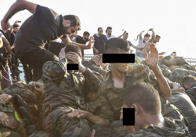 Binh sỹ Thổ Nhĩ Kỳ bị đánh đập sau đảo chính bất thành.