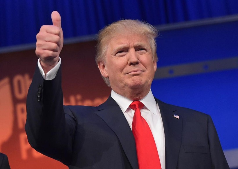 Lần đầu tiên Donald Trump vượt lên trước so Hillary Clinton.