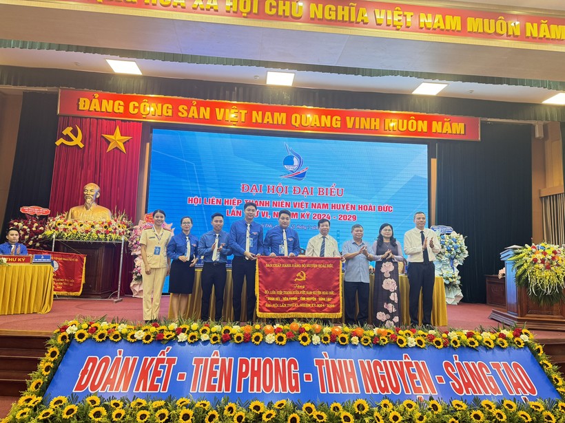Ban chấp hành Đảng bộ huyện Hoài Đức tặng bức trướng tới Hội Liên hiệp thanh niên huyện. 831011295159f407ad48.jpg