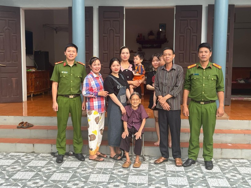 Bà Hoan đoàn tụ cùng gia đình. Anh 1.jpeg