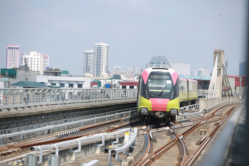 Tuyến đường sắt đô thị metro Nhổn - Ga Hà Nội dài 12,5 km với tổng mức đầu tư 34.826 tỷ đồng . Trong đó, đoạn trên cao (Nhổn - Cầu Giấy) dài 8,5 km và đoạn đi ngầm (Cầu Giấy - ga Hà Nội) dài 4 km. Dự án khởi công năm 2009, kế hoạch hoàn thành năm 2015 nhưng sau nhiều lần lùi tiến độ, mốc hoàn thành mới toàn tuyến là năm 2027, đoạn trên cao dự kiến vận hành thương mại vào đầu tháng 8/2024. 18afad371963bd3de472.jpg