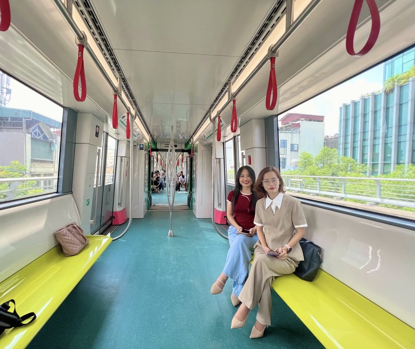 Chị Vũ Thị Liễu, phóng viên báo VTC News (áo ghi) cho biết, sau hơn 14 lần lỡ hẹn, đây là một trong những tuyến đường sắt trên cao được mong chờ nhất. Cảm nhận cá nhân, chị Liễu nhận định bản thân thích tuyến Metro Nhổn - ga Hà Nội hơn tuyến Cát Linh -Hà Đông, bởi nó mang lại cảm giác hiện đại trẻ trung hơn và đi cũng rất êm. Từ khu vực ga Nhổn đến ga Hà Nội, có rất nhiều trường đại học, khi tuyến đi vào hoạt động sẽ giảm tải được lượng lớn giao thông trên tuyến, thuận tiện cho sinh viên, người dân di chuyển. 1e80d284ced36a8d33c2.jpg