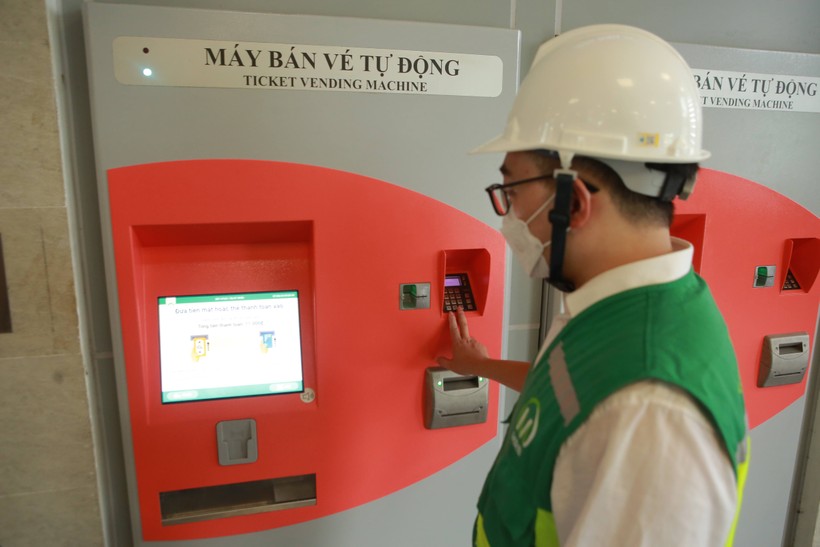 Tại các nhà ga, hành khách có thể mua vé trực tiếp qua nhân viên hoặc máy bán vé tự động. Giá vé tháng phổ thông là 200.000 đồng, vé ưu tiên giảm 50% cho hành khách là học sinh, sinh viên, công nhân các khu công nghiệp; mua theo hình thức tập thể từ 30 người trở lên có giá 140.000 đồng. Vé ngày 24.000 đồng, có thể đi toàn tuyến trong ngày. Vé qua các ga dọc đường từ 8.000-12.000 đồng. 6R4A1667.JPG
