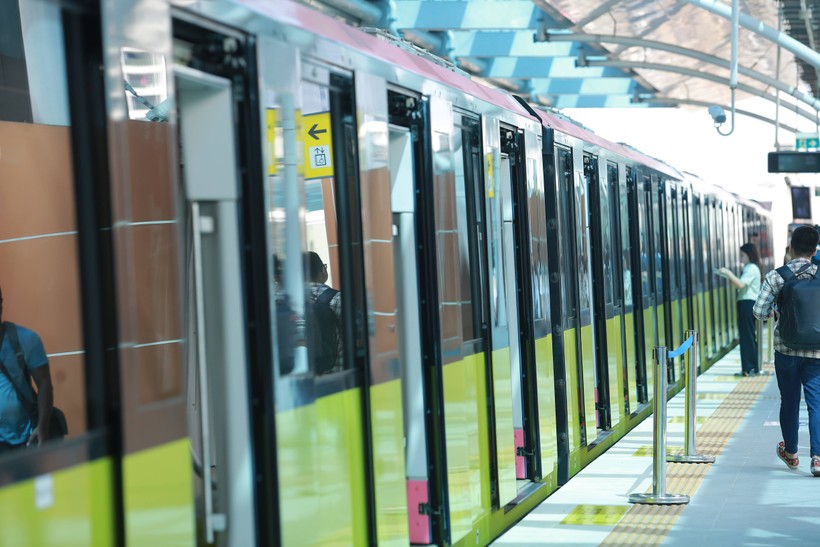 Tuyến Metro Nhổn - Ga Hà Nội sử dụng 10 đoàn tàu được nhà sản xuất Alstom (Cộng hòa Pháp) thiết kế riêng. Với chủ đề “Hành trình xanh”, đoàn tàu gồm ba màu xanh lá mạ, hồng đỏ và trắng. 6R4A1786.JPG