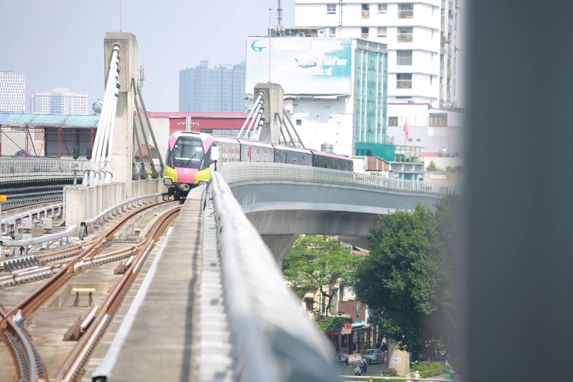 Ông Nguyễn Bá Sơn - Phó ban Quản lý đường sắt đô thị Hà Nội (MRB) cho biết, đến nay toàn bộ đoạn trên cao từ ga Nhổn đến ga Cầu Giấy dài 8,5 km đã hoàn thành thi công, lắp đặt và vận hành thử. Công tác nghiệm thu cũng đã hoàn tất. Tuy nhiên, đơn vị vẫn đang chờ văn bản chính thức về ngày vận hành khai thác thương mại từ UBND TP Hà Nội. 6R4A1808.JPG