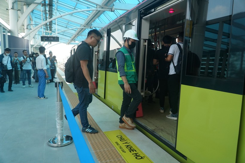 Khu vực chờ tàu trên các nhà ga được gắn đầy đủ các bảng thông tin về chuyến tàu. DSC00687.JPG